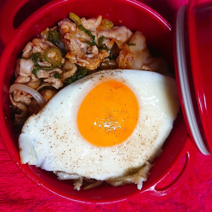 豚キムチと目玉焼きのどんぶり弁当